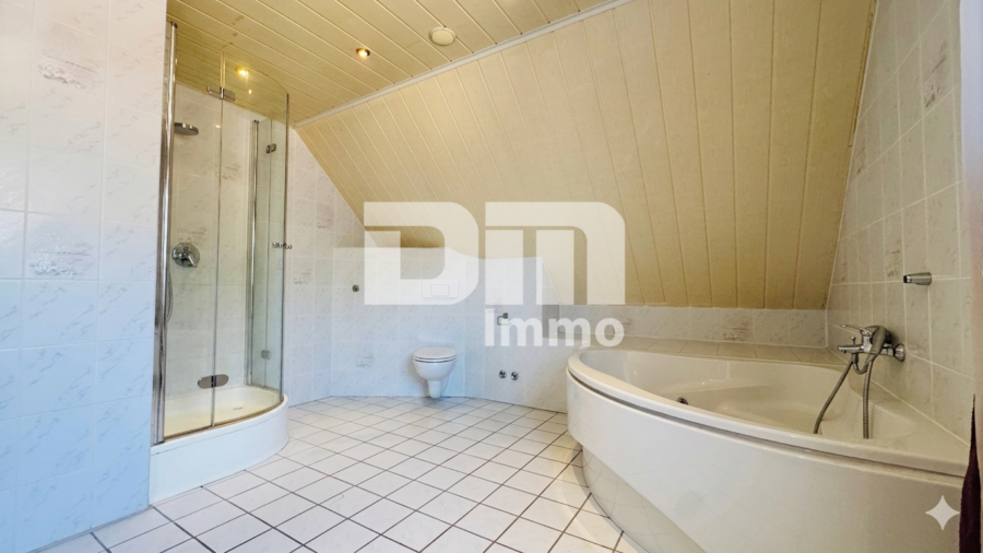 Charmantes Ein- bis Zweifamilienhaus mit großem Garten in begehrter Lage - OG / DG Badezimmer Wanne / Dusche